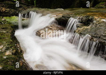 Wasser läuft ein kleiner Bach, Langzeitbelichtung Stockfoto