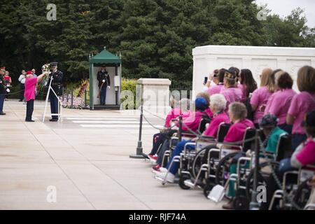 Sue Williams, Army Veteran, legt einen Kranz am Grab des Unbekannten Soldaten, mit anderen weiblichen Veteranen während die erste rein weibliche Ehre Flug in die Vereinigten Staaten besucht Arlington National Cemetery, Sept. 22, 2015 in Arlington, Virginia. 75 weiblichen Veteranen aus dem Zweiten Weltkrieg, Korea Krieg, Vietnam Krieg waren anwesend, sowie 75 Begleitpersonen, waren auch weibliche Veteranen oder Aktiv-militärische Aufgabe. Stockfoto