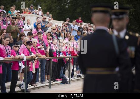 Frauen aus den ersten weiblichen Ehre Flug in die Vereinigten Staaten sehen Sie sich ein Wachwechsel Zeremonie am Grab des Unbekannten Soldaten auf dem Arlington National Cemetery, Sept. 22, 2015 in Arlington, Virginia. 75 weiblichen Veteranen aus dem Zweiten Weltkrieg, Korea Krieg, Vietnam Krieg waren anwesend, sowie 75 Begleitpersonen, waren auch weibliche Veteranen oder Aktiv-militärische Aufgabe. Stockfoto
