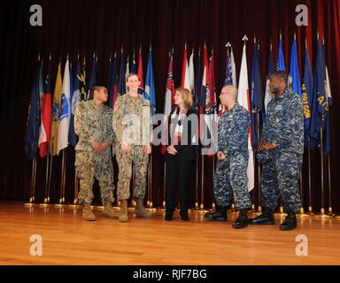 U.S. Navy Yeoman 2. Klasse Erland Logan, ganz links, mit dem Naval Mobile Konstruktion Bataillon (NMCB) 3 und Konstruktionsmechaniker 2. Klasse Katlyn Stürme, Links, mit NMCB 1, erfüllen und posieren für ein Gruppenfoto mit, der US-Botschafter in Japan, Caroline Kennedy im Camp Foster, Okinawa, Japan 12.02.2014. Kennedy trafen sich mit Matrosen, Marines, Soldaten, und Fliegern in Okinawa ihre Wertschätzung für ihren Dienst zu zeigen. Stockfoto