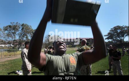 Schüler von Klasse 4-12, Sergeant" Kurs, Personal Non-Commissioned Officer Academy Camp Pendleton, führen Sie eine Bekämpfung der Fitness Test während der Ausbildung an Bord der Basis, 1. Juni 2012. Die Lehrpläne müssen die Schüler eine körperliche Fitness Test und CFT zu vervollständigen, Absolvent von Sergeants Kurs. Stockfoto