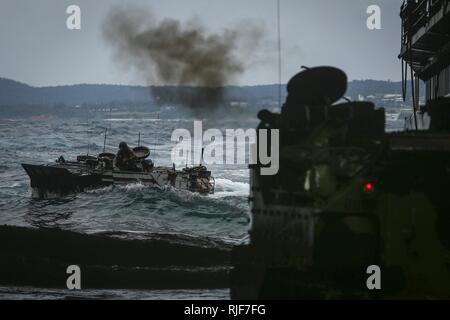 Pazifik (Nov. 1, 2017) eine US Marine Corps amphibisches Fahrzeug (AAV) zu Amphibisches Fahrzeug Firma, Combat Assault Bataillon zugeordnet, bereitet die amphibische Landung dock Schiff USS Ashland (LSD 48) Während der Blauen Chromit zu begeben. Die jährliche Übung zwischen der US Navy und Marine Corps wurde entwickelt, um die Interoperabilität zu stärken und Naval Integration und Fähigkeiten und Fertigkeiten in amphibische Kriegsführung zu erhöhen. Stockfoto