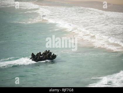 Partnernationen beteiligen sich an einer amphibischen Strand Angriff Übung am Felsstrand Pyramide während der Rand des Pazifik (RIMPAC) Übung 2014. Zweiundzwanzig Nationen, 49 Schiffe und sechs u-Boote, mehr als 200 Flugzeugen und 25.000 Personal sind RIMPAC vom 26. Juni bis Aug. 1 in und um die Inseln von Hawaii und Southern California beteiligt. Der weltweit größte internationale maritime Übung RIMPAC bietet eine einzigartige Trainingsmöglichkeit, die hilft den Teilnehmern zu fördern und unterstützen die Kooperationsbeziehungen, die entscheidend für die Gewährleistung der Sicherheit der Seewege und Sicherheit auf der Welt oc Stockfoto