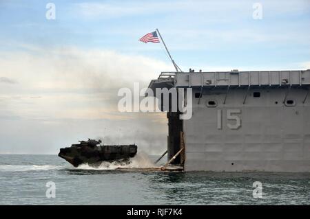 Ein amphibisches Fahrzeug zur 2. Marine Division von Camp Lejeune, N.C. zugeordnet, aus dem Stern Tor des amphibious Transport dock USS Ponce während amphibischen Training Operations vor der Küste North Carolinas. Ponce ist auf der ersten Etappe seiner abschließenden Runde der Ausbildungsbetrieb und Port Calls vor der Stilllegung im Jahr 2012. Stockfoto
