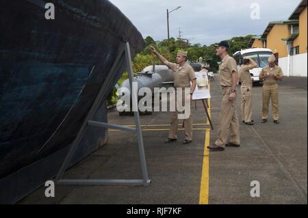 USS NEW ORLEANS LPD (18), (31. Juli 2010) Commodore, Amphibischen Squadron 5, Kapitän Peter Brennan und Kommandierender Offizier USS New Orleans LPD (18) Cmdr. Jeff Oakey prüfen beschlagnahmt Semi-U-Boot U-Boote nach Drogen Schmuggel verwendet, während die New Orleans ein Port Besuch in Bahia Malaga Naval Base, Kolumbien macht während Amphibious-Southern Partnerschaft Station 2010. . Amphibische Squadron 5, USS New Orleans LPD (18) und begonnen, Navy und Marine Corps Einheiten sind an Amphibious-Southern Partnerschaft Station 2010, einen kombinierten amphibische Übung entwickelt kooperative partnershi zu verbessern Stockfoto