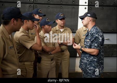 Fähnrich Benjamin Halle gibt eine Tour des amphibious Transport dock Schiff USS New Orleans zu Kolumbianischen Marine Seeleute während eines port Besuch in Bahia Malaga Marinestützpunkt. Die amphibious Transport dock Schiff USS New Orleans ist auf einem Port Besuch während Amphibious-Southern Partnerschaft Station 2010. Südliche Partnerschaft Station ist eine jährliche Bereitstellung von US-Militär Training Mannschaften zu den US Southern Command Verantwortungsbereich. Stockfoto