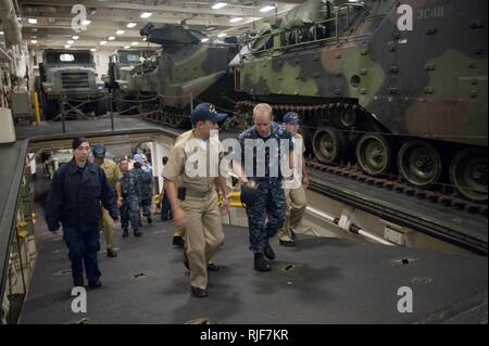 Fähnrich Benjamin Halle gibt eine Tour des amphibious Transport dock Schiff USS New Orleans zu Kolumbianischen Marine Seeleute während eines port Besuch in Bahia Malaga Marinestützpunkt. Die amphibious Transport dock Schiff USS New Orleans ist auf einem Port Besuch während Amphibious-Southern Partnerschaft Station 2010. Südliche Partnerschaft Station ist eine jährliche Bereitstellung von US-Militär Training Mannschaften zu den US Southern Command Verantwortungsbereich. Stockfoto