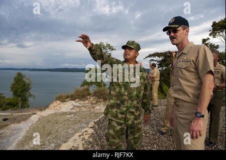 Eine kolumbianische Marine zeigt die Kaserne bis Kapitän Peter Brennan, Commodore von Amphibischen Squadron 5, da trifft sich mit hochrangigen Mitgliedern der Kolumbianischen Marine während eines port Besuch in Bahia Malaga Naval Base eingetragen. Die amphibious Transport dock Schiff USS New Orleans ist auf einem Port Besuch während Amphibious-Southern Partnerschaft Station 2010. Südliche Partnerschaft Station ist eine jährliche Bereitstellung von US-Militär Training Mannschaften zu den US Southern Command Verantwortungsbereich. Stockfoto