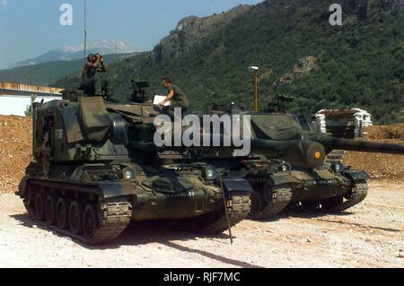 Zwei französische Armee Giat 155 mm GCT (155 mm in 1) Self-Gewehren, 40th Regiment d'Artillerie, mit der IFOR Markierungen an Hekon, Basis, in der Nähe von Mostar, Bosnien-Herzegowina selbstfahrende geparkt werden, zur Unterstützung der Operation JOINT ENDEAVOUR. Drei Crewmitglieder sind stehend oder sitzend auf dem Turm des Fahrzeugs im Vordergrund und ein Crewmitglied ist, Prüfen des Fahrzeugs im Hintergrund. Operation JOINT ENDEAVOUR ist einer friedenserhaltenden Bemühungen durch eine multinationale Durchführung Force (IFOR), bestehend aus NATO- und Nicht-NATO-Streitkräfte, nach Bosnien zur Unterstützung der Friedensvereinbarungen von Dayton eingesetzt. Stockfoto