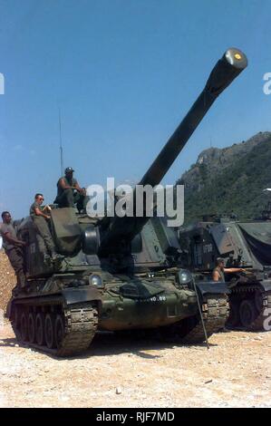 Zwei französische Armee Giat 155 mm GCT (155 mm in 1) Self-Gewehren, 40th Regiment d'Artillerie, mit der IFOR Markierungen an Hekon, Basis, in der Nähe von Mostar, Bosnien-Herzegowina selbstfahrende geparkt werden, zur Unterstützung der Operation JOINT ENDEAVOUR. Drei Crewmitglieder sind stehend oder sitzend auf oder um den Turm des Fahrzeugs im Vordergrund und ein Crewmitglied ist, Prüfen des Fahrzeugs im Hintergrund. Operation JOINT ENDEAVOUR ist einer friedenserhaltenden Bemühungen durch eine multinationale Durchführung Force (IFOR), bestehend aus NATO- und Nicht-NATO-Streitkräfte, nach Bosnien zur Unterstützung der Friedensvereinbarungen von Dayton eingesetzt. Stockfoto