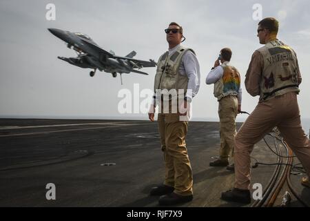 Eine EA-18G Growler landet an Bord der USS Theodore Roosevelt (CVN 71) (38609679830). Stockfoto