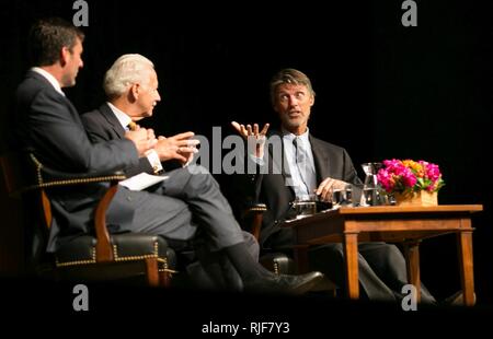 Mitglieder der Freunde der LBJ Bibliothek versammelten sich in die LBJ Auditorium am Okt. 20, 2015, für eine Diskussion zwischen den früheren US-Botschafter bei den Vereinten Nationen Ken Adelman und Historiker H.W. Marken über das Leben und das Vermächtnis von unseren 40 Präsident Ronald Reagan. LBJ Bibliothek Direktor Mark Updegrove die Diskussion moderiert. Stockfoto