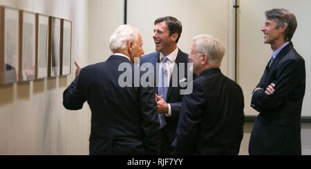 Mitglieder der Freunde der LBJ Bibliothek versammelten sich in die LBJ Auditorium am Okt. 20, 2015, für eine Diskussion zwischen den früheren US-Botschafter bei den Vereinten Nationen Ken Adelman und Historiker H.W. Marken über das Leben und das Vermächtnis von unseren 40 Präsident Ronald Reagan. LBJ Bibliothek Direktor Mark Updegrove die Diskussion moderiert. Stockfoto