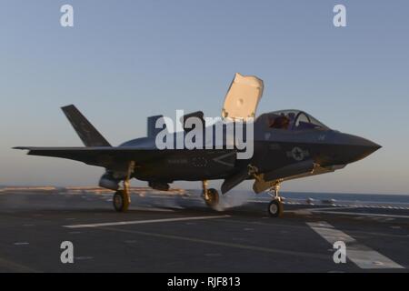 Pazifik (26. März 2018) Eine F-35B Flugzeuge, die "Avengers" der Marine Fighter Attack Squadron (Vmfa) 211, weg von der Flight Deck von Wasp-Klasse amphibisches Schiff USS Essex (LL 2) während einer amphibischen Squadron und Marine Expeditionary Unit (MEU) Integration (PMINT) Übung. PMINT ist ein Training Entwicklung zwischen Essex Amphibious Ready Gruppe und 13 MEU, Matrosen und Marines als zusammengehörige Einheit in der Vorbereitung für die bevorstehende Bereitstellung zu trainieren. Stockfoto