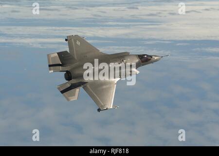 PATUXENT RIVER, Md (Sept. 19, 2012) Navy Test Pilot Leutnant Christopher Tabert fliegt B F-35 Joint Strike Fighter (JSF) Flugzeuge BF-3 Mit inerten AIM-9X Sidewinder Raketen über dem Atlantik Test Range. Der Testflug ausgewertet strukturellen Flugzeug Lasten und Flugeigenschaften während des Manövrierens Flug. Die F-35B ist die Variante des JSF für die Verwendung durch US Marine Corps, sowie F-35 internationale Partner in Großbritannien und Italien. Die F-35B ist in der Lage, kurze Starts und Landungen vertikal Air Power Projektion aus amphibische Schiffe, Ski- springen Flugzeugträger und Expedit zu aktivieren Stockfoto