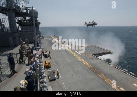 Atlantischer Ozean (20. Mai 2015) Segler und verehrte Besucher sehen Sie eine F-35B Blitz II Flugzeuge Durchführung vertikaler Start und Landung Flugbetrieb an Bord der Amphibisches Schiff USS Wasp (LHD1). Wasp ist die Durchführung der F-35B erste Phase Funktionsprüfung zu Flight Deck Operations, Maintenance Operations und Logistik Supply Chain Operations auf See gehören. Stockfoto