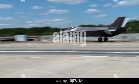 LAKEHURST, N.J. (27. Juli 2011) Eine F-35 C test Flugzeuge von Leutnant Christopher Tabert startet von einem Dampf für die erste Zeit katapultieren. CF-3 ist die beauftragten Spediteur Eignungstest Flugzeuge. Die F-35 C carrier Variante des Joint Strike Fighter von der F-35 und F-35 B Varianten mit seiner größeren Flügel Oberflächen und verstärktem Fahrwerk für mehr Kontrolle unterscheidet sich in der anspruchsvollen Träger Start und Landung. Die F-35 C ist Test und Bewertung auf NAS Patuxent River durchmachen, bevor eventuelle Lieferung zur Flotte. Stockfoto