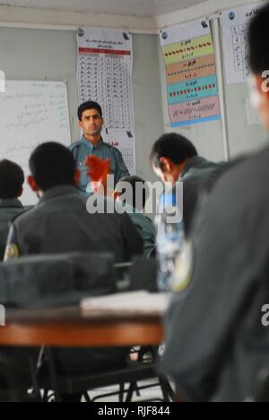 TARIN KOT, Afghanistan (4. Juli 2010) - Ein Ausbilder unterrichtet der afghanischen nationalen Polizei Rekruten Unterricht im Kartenlesen und patrouillieren in einem Klassenzimmer. Die tarin Kot Polizei Training Center können Haus, Lehren und bis zu 140 Rekruten in einer Zeit trainieren. Stockfoto