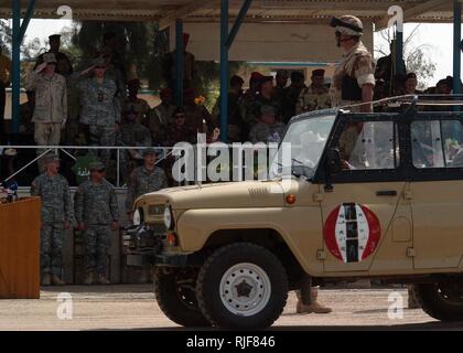 Eine irakische Armee Offizier steht an Aufmerksamkeit in seinem Fahrzeug während der Durchführung einer Pass und Überprüfung bei einem Befehl Zeremonie am Camp Taji, Irak, 15. Mai 2006. Die irakische Armee 2. Brigade, 9. mechanisierten Division übernimmt das Kommando der Sabeaa Al-Boor und Hora Al-Bash battlespace von US-Armee Soldaten mit der 7. Staffel, 10 Kavallerie, 1. Brigade, 4 Infanterie Division. Die irakischen Soldaten wird die Führung übernehmen und ihre eigenen Aufstandsbekämpfung betreiben in diesem Battlespace. Stockfoto