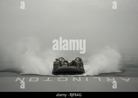 ARABIAN GULF (Jan. 23, 2016) eine Landing Craft air cushion (LCAC) Ansätze der gut Deck des amphibious Transport dock Schiff USS Arlington LPD (24). Arlington ist Teil der Kearsarge Amphibious Ready Group (ARG) und, mit dem begonnen 26 Marine Expeditionary Unit (MEU), ist zur Unterstützung der Maritime Security Operations und Theater Sicherheit Zusammenarbeit in den USA 5 Flotte Bereich der Operationen eingesetzt. Stockfoto