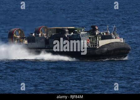 Atlantik (Jan. 23, 2013) eine Landing Craft air cushion vom Angriff Craft Unit (ACU) 4 Ansätze der Amphibisches Schiff USS Kearsarge (LHD3). Kearsarge ist die Durchführung amphibischer Squadron/Marine Expeditionary unit Integration in der Vorbereitung für einen geplanten Einsatz in diesem Frühjahr. Stockfoto