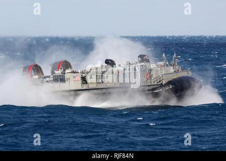 Atlantik (Feb. 17, 2013) eine Landing Craft air cushion (LCAC) vom Angriff Handwerk Einheit 4 Ansätze der gut Deck des Amphibious Assault ship USS Kearsarge (LHD3). Kearsarge beteiligt sich an Composite Trainingsgerät Übung (COMPTUEX) vor der Ostküste der USA in der Vorbereitung für einen Einsatz in diesem Frühjahr. Stockfoto