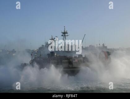 ROTA, Spanien (Nov. 15, 2012) eine Landing Craft air cushion (LCAC) kehrt in die gut Deck des amphibious Transport dock Schiff USS New York (LPD 21) während Es pierside in Rota, Spanien ist, während eines geplanten Hafen besuchen. New York ist Teil der Iwo Jima Amphibious Ready Gruppe mit dem begonnen 24 Marine Expeditionary Unit (24 MEU) und ist zur Unterstützung der Maritime Security Operations und Theater Sicherheit Zusammenarbeit in den USA 6 Flotte Verantwortungsbereich eingesetzt. Stockfoto