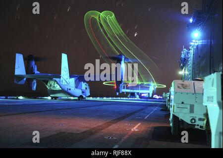 Pazifik (31. 12, 2015) Eine MV-22 Osprey zu Marine Medium Tilt Squadron (VMM) 166 (Verstärkt) startet vom Amphibisches Schiff USS Boxer (LHD4) zur Unterstützung einer langfristigen raid-Übung zugewiesen. Der Boxer Amphibious Ready Group (ARG) ist unterwegs an der Küste von Südkalifornien Abschluss einer Zertifizierung (certex). CERTEX ist die abschließende Bewertung des 13 Marine Expeditionary Unit (13. MEU) und Boxer ARG vor der Bereitstellung und soll ihre Bereitschaft, integrierten Missionen im gesamten Spektrum militärischer Operationen durchzuführen, zu zertifizieren. Stockfoto