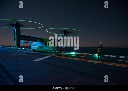 SAN DIEGO (Okt. 2010) 29, 2012) Flight Deck personal Durchführung der Nacht mit MV-22 Osprey Flugzeuge an Bord der Flight Deck der Amphibisches Schiff USS Boxer (LHD4). Boxer ist die Durchführung von Operationen an der Küste von Kalifornien. Die US-Marine ist zuverlässig, flexibel und bereit, weltweit auf, über und unter dem Meer. Beteiligen Sie sich an der Diskussion über soziale Medien mit #Warfighting. Stockfoto