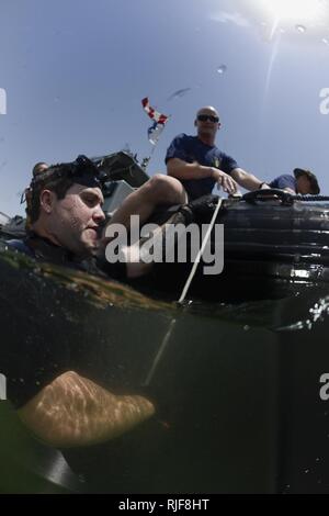 Marine Diver 1. Klasse Wade Luoma, bereitet das Wasser mit Hilfe von Marine Diver 2. Klasse Brian William verlassen nach einer Anti-terror-Force Protection tauchen; beide Taucher sind für die Beseitigung von Explosivstoffen Mobile Einheit (EODMU) 11, Firma 11-7 zugewiesen. EODMU 11 ist an Commander, Task Group 56.1 zugewiesen, die Förderung der Mine Gegenmaßnahmen, die Beseitigung von Explosivstoffen, bergung Tauchen, und Schutz für die USA 5 Flotte Verantwortungsbereich. Stockfoto