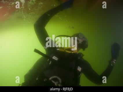 Marine Diver 3. Klasse Tschad Crawford, auf Mobile Tauchen und Bergung (MDSU) 2, 2-2, führt eine Inspektion dive zugeordnet. MDSU 2 ist es, Commander, Task Group 56.1 zugewiesen, die Förderung der Mine Countermeasure, Beseitigung von Explosivstoffen, bergung Tauchen und Schutz in den USA 5 Flotte Verantwortungsbereich. Stockfoto