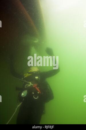 Marine Diver 3. Klasse Tschad Crawford, auf Mobile Tauchen und Bergung (MDSU) 2, 2-2, führt eine Inspektion dive zugeordnet. MDSU 2 ist es, Commander, Task Group 56.1 zugewiesen, die Förderung der Mine Countermeasure, Beseitigung von Explosivstoffen, bergung Tauchen und Schutz in den USA 5 Flotte Verantwortungsbereich. Stockfoto