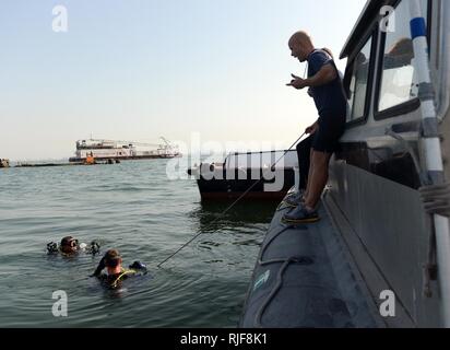 MINA SALMAN PIER, Bahrain (Jan. 24, 2013) Navy Diver 1. Klasse Ryan Marsh, auf Mobile Tauchen und Bergung (MDSU) 2, 2-2, beauftragt Taucher an die Oberfläche von einer anti-terror Force Protection tauchen. MDSU 2 ist es, Commander, Task Group 56.1 zugewiesen, die Förderung der Mine Countermeasure, Beseitigung von Explosivstoffen, bergung Tauchen und Schutz in den USA 5 Flotte Verantwortungsbereich. Stockfoto