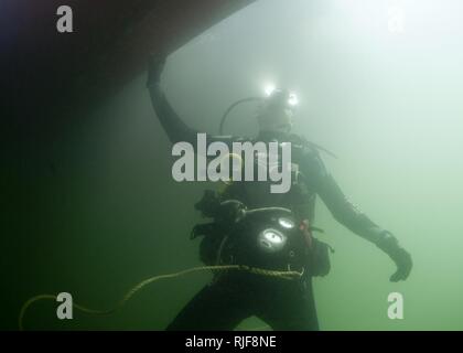 Marine Diver 3. Klasse Travis Neel, Mobile Tauchen und Bergung Einheit 2, Firma 2-2 zugewiesen, führt eine Inspektion zu tauchen. MDSU 2 ist es, Commander, Task Group 56.1 zugewiesen, die Förderung der Mine Countermeasure, Beseitigung von Explosivstoffen, bergung Tauchen und Schutz in den USA 5 Flotte Verantwortungsbereich. Stockfoto