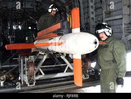 POHANG, Republik Korea (7. April 2016) - leutnant Joe Moffit und Naval Aircrewman 3. Klasse Alan Arocho, angeschlossen an Hubschrauber meine Gegenmaßnahmen Squadron 14 (HM-14), laden Sie ein EIN/AQS-24 eine Mine Jagd System, das auch "Der Fisch", an Bord eines Sikorsky MH-53E Sea Dragon Hubschrauber in Pohang, Republik Korea 7. April bekannt. HM-14 Loslösung ZWEI ALPHA ist die Republik Korea eingesetzt. Stockfoto