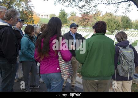 Steve Van Hoven, Gartenbau Division Chief Arlington National Friedhof, führt eine Tour in ANC Nov. 4, 2016, in Arlington, Virginia. Die Tour auf den Bäumen, Rasen und Boden Wartung auf dem Friedhof. Stockfoto