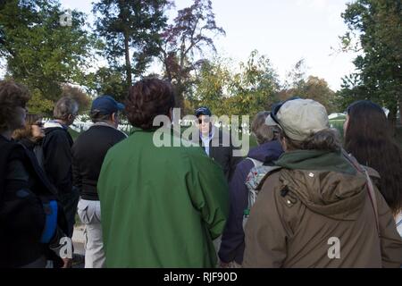 Steve Van Hoven, Gartenbau Division Chief Arlington National Friedhof, führt eine Tour in ANC Nov. 4, 2016, in Arlington, Virginia. Die Tour auf den Bäumen, Rasen und Boden Wartung auf dem Friedhof. Stockfoto