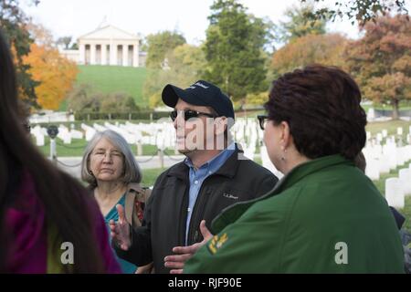 Steve Van Hoven, Gartenbau Division Chief Arlington National Friedhof, führt eine Tour in ANC Nov. 4, 2016, in Arlington, Virginia. Die Tour auf den Bäumen, Rasen und Boden Wartung auf dem Friedhof. Stockfoto