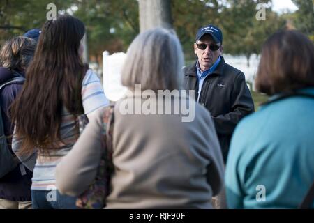 Steve Van Hoven, Gartenbau Division Chief Arlington National Friedhof, führt eine Tour in ANC Nov. 4, 2016, in Arlington, Virginia. Die Tour auf den Bäumen, Rasen und Boden Wartung auf dem Friedhof. Stockfoto