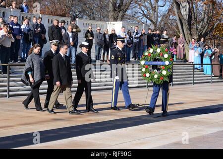 ARLINGTON, Virginia (31. 7, 2015) - Dr. Laura Gobille, Direktor, Seabee Museum, Lt.Cmdr. Ben Amdur, Offizier USS Nautilus/Direktor U-Boot Museum, John pentangelo, Geschäftsführer für das Naval War College Museum, Yeoman 2. Klasse Victoria von Brunzell Seefahrtsgeschichte Erbe Befehl und die Mitglieder der U.S. Army 3 US-Infanterie Regiment, "der alten Garde", ein Kranz von der Marine der Vereinigten Staaten am Grab der Unbekannten gespendet Auf dem Arlington National Cemetery. Der Kranz wurde am Grab zu Ehren der Service Mitglieder während der japanischen Angriff getötet platziert Stockfoto