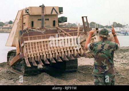 Seaman Apprentice (SA) Flavio Medeiros von Beach Master Unit (BMU) 1 leitet ein D7 G Mine-Clearing/Armor Protection (mcap Bulldozer am Strand von Del Mar Boat Basin, Camp Pendleton, Kalifornien, während der Übung KERNEL BLITZ' 97. KERNEL BLITZ findet vor der Küste von Südkalifornien und Camp Pendleton Navy und Marine Corps Personal in amphibische Operationen zu trainieren. Stockfoto