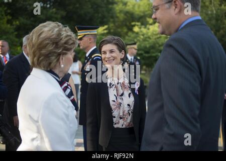 Kongressabgeordnete Madeleine Bordallo von Guam (links) spricht mit Frau Katharine Kelley, Betriebsleiter, Arlington National Cemetery, außerhalb des Memorial Amphitheater in Arlington National Cemetery, Arlington, Virginia, 14. Juli 2017. Guam und die Nördlichen Marianen Delegierten besucht Arlington National Friedhof und in eine Armee voller Ehrungen Wreath-Laying Zeremonie teilnahm, am Grab des Unbekannten Soldaten der 73. Jahrestag der Befreiung von Guam und die Schlacht für die Nördliche Marianen zu gedenken. Stockfoto