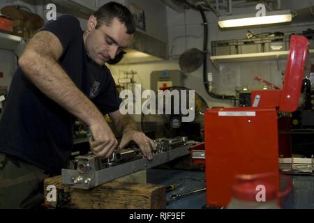 Pazifik (Sept. 9, 2012) Aviation Ordnanceman 3. Klasse Justin Bussard Rack montiert eine Bombe im Flugzeug Rüstung Shop an Bord der Nimitz-Klasse Flugzeugträger USS John C Stennis (CVN 74). John C Stennis kehrt in den USA im 7. und 5. Flotte Verantwortungsbereiche vier Monate vor Zeitplan um Combatant Commander Anforderungen und Marine Vermögenswerte in der Region zu erhalten. Stockfoto