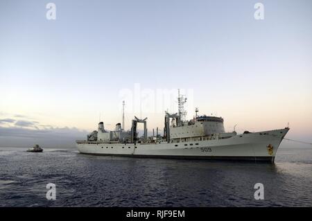 PEARL HARBOR (6. März 2014) Schlepper unterstützen die Royal Canadian Navy auxiliary Öl auffüllen Schiff HMCS Protecteur (AOR 509), dass ein Triebwerk Feuer auf See erlebt hatte. Das Schiff wieder in Joint Base Pearl Harbor-Hickam nach Hilfe von Hawaii - gegründete Schiffe; die geführte-missile Cruiser USS Chosin (CG65) guided missile Destroyer USS - Michael Murphy (DDG112) und die militärische Sealift Command flotte Ozean tug USNS Sioux (T-ATF 171). Stockfoto