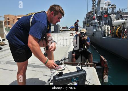 MINA SALMAN PIER, Bahrain (2. April 2013) Mass Communication Specialist 2. Klasse Jamar Perry, zu Flotte bekämpfen Kamera Pazifik zugewiesen, Fotos Marine Diver 1. Klasse James Goodman, auf Mobile Tauchen und Bergung (MDSU) 2, 2-2, während ein Propeller Inspektion dive zugeordnet. MDSU 2 und zur Bekämpfung der Kamera Personal sind zum Kommandanten, Task Group 56.1, die Maritime Security Operations bietet und fördert Theater Sicherheit Zusammenarbeit in den USA 5 Flotte Verantwortungsbereich zugeordnet. Stockfoto