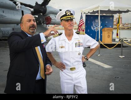 COLOMBO, Sri Lanka (27 Juli 2016) US-Botschafter Atul Keshap mit Kapitän Glenn Jamison, der kommandierende Offizier des amphibious Transport dock Schiff USS New Orleans LPD (18), bei einem Empfang auf dem Flugdeck spricht. Matrosen und Marines von USS New Orleans und die EINGESCHIFFTEN 13 Marine Expeditionary Unit sind in Sri Lanka Bilaterale Beziehungen mit der Srilankischen Marine und Exchange Best Practices auf humanitäre Hilfe und Katastrophenhilfe zu erhöhen. Stockfoto