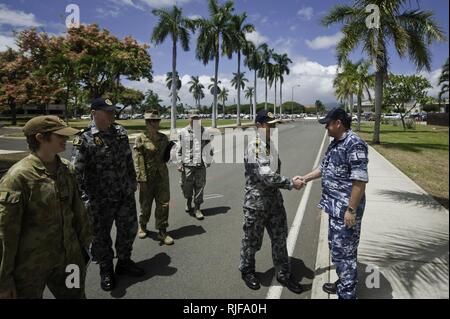 Australischen Chef der gemeinsamen Operationen Vice Admiral David Johnston (links) schüttelt Hände mit australischen kombiniert Forces Air Component Commander, Air Commodore Chris Westwood vor einem Büro Anruf während der Rand des Pazifik (RIMPAC) Übung 2014. Zweiundzwanzig Nationen, 49 Schiffe und sechs u-Boote, mehr als 200 Flugzeugen und 25.000 Mitarbeiter beteiligen sich an der Biennale RIMPAC Übung vom 26. Juni bis Aug. 1, in und um die Inseln von Hawaii und Südkalifornien. Der weltweit größte internationale maritime Übung RIMPAC bietet eine einzigartige Trainingsmöglichkeit, die hilft, die Teilnehmer zu fördern und Stockfoto