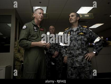 Group Captain Stuart Bellingham (links) gibt australischen Chef der gemeinsamen Operationen Vice Admiral David Johnston einen Überblick über die Kombination Luft-Einsatzzentrale während der Rand des Pazifik (RIMPAC) Übung 2014. Zweiundzwanzig Nationen, 49 Schiffe und sechs u-Boote, mehr als 200 Flugzeugen und 25.000 Mitarbeiter beteiligen sich an der Biennale RIMPAC Übung vom 26. Juni bis Aug. 1, in und um die Inseln von Hawaii und Südkalifornien. Der weltweit größte internationale maritime Übung RIMPAC bietet eine einzigartige Trainingsmöglichkeit, die hilft den Teilnehmern zu fördern und unterstützen die Kooperationsbeziehungen Stockfoto