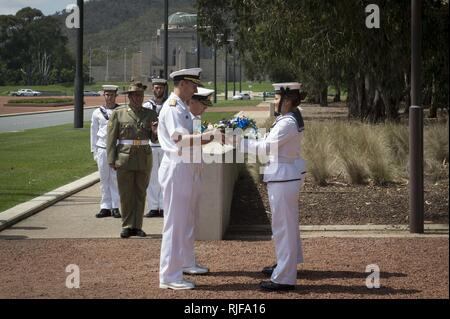 CANBERRA, Australien (Feb. 10, 2015) Segler aus der Australischen Föderation Guard pass Kränze an Chief der Naval Operations (CNO) Adm. Jonathan Greenert und Vice Adm. Tim Barrett, der australischen Chef der Marine, an der Royal Australian Navy Memorial auf dem Anzac Parade. Greenert und Barrett später feierlich gelegt die Kränze am Denkmal zu Ehren der Männer und Frauen in Australien sea Service. Stockfoto