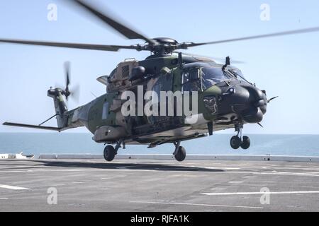 Indischer Ozean (10. Juli 2015) Eine australische Marine MRH-90 Hubschrauber landet auf dem Flugdeck des amphibious Transport dock Schiff USS Green Bay LPD (20). Green Bay ist im Indischen Ozean in Talisman Sabre 2015 Teilnehmenden. Talisman Säbel ist eine bilaterale Übung zur Australischen und US-Streitkräfte in die Planung und Durchführung der Kombinierten task force Operationen zu trainieren. Stockfoto